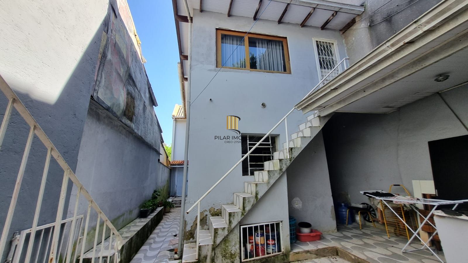Casa Residencial de 2 pisos com  3 dormitórios , 2 banheiros + 1anexo com 2 aptos JKs , construído nos fundos do terreno no bairro Cidade Baixa/Azenha em Porto Alegre/RS.