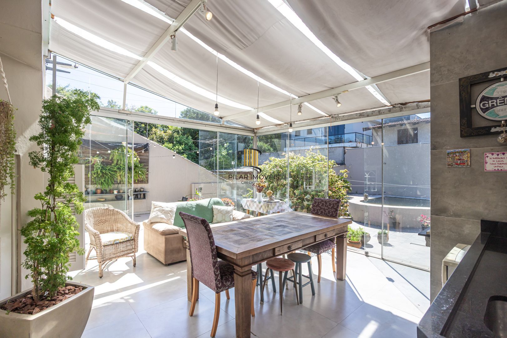 Casa 4 dormitórios no bairro Igara