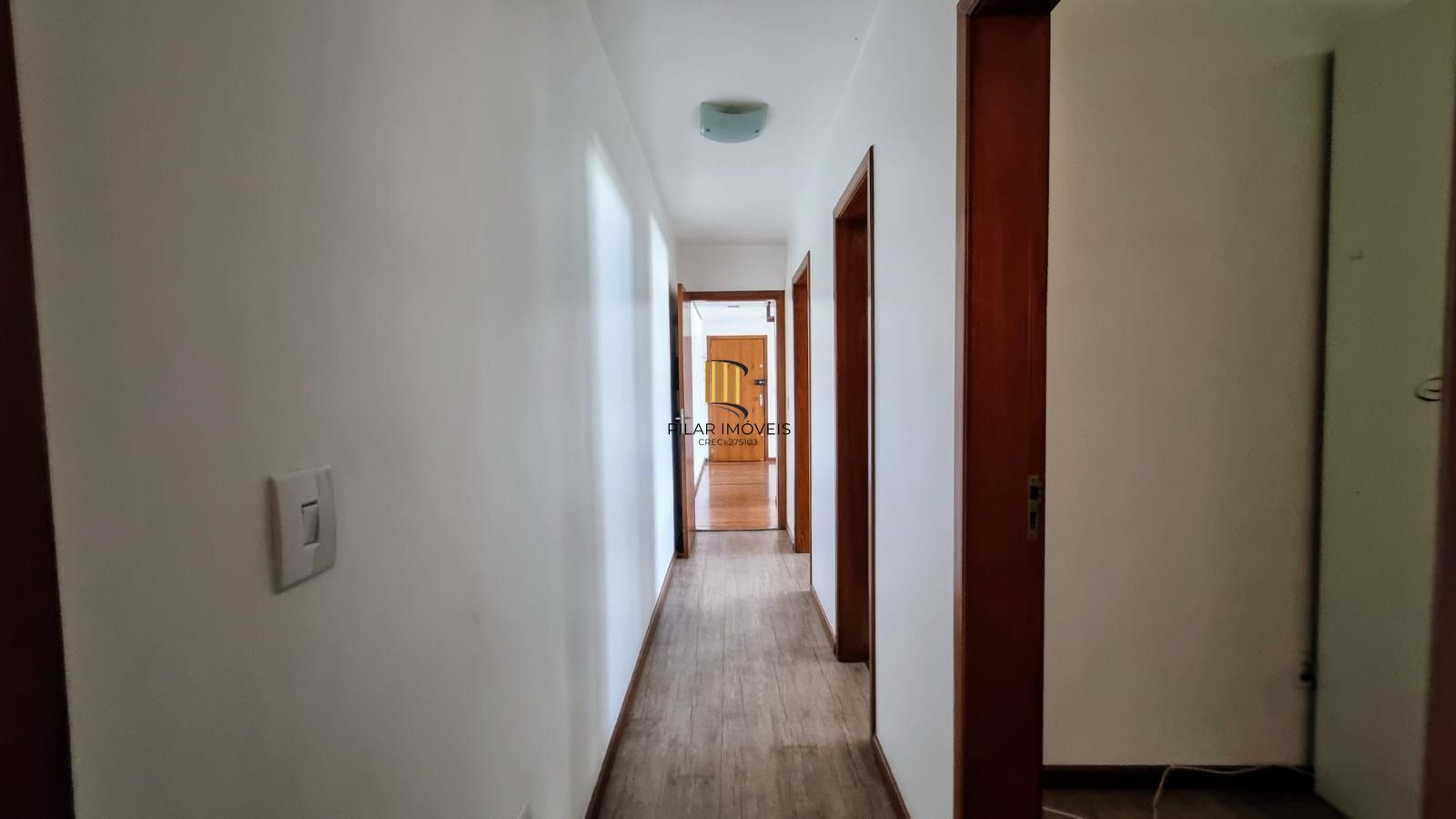 Linda cobertura de 4 dormitórios,1 suíte , 4 banheiros para venda, 4 vagas de garagens cobertas e escrituradas, 1 terraço com deck, piscina e churrasqueira no bairro Jardim Lindóia em Porto Alegre/RS.