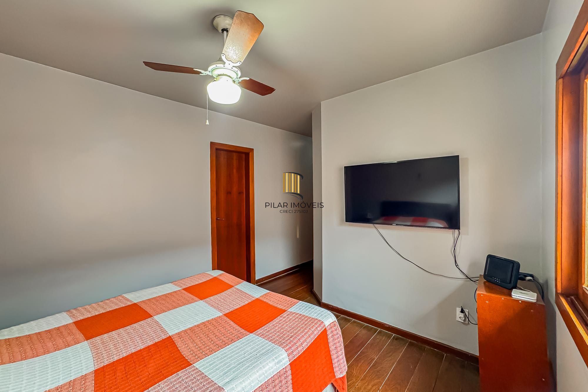 Casa de 3 dormitórios, suíte, 3 banheiros para venda em excelente localização no bairro Chácara das Pedras em Porto Alegre/RS.