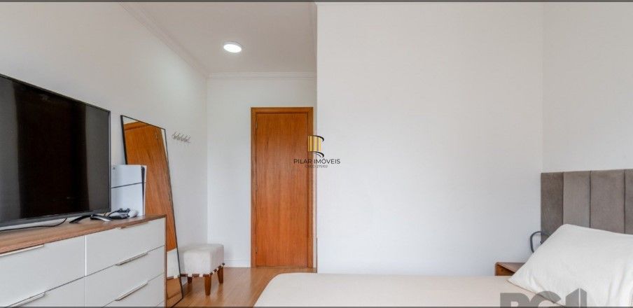 Apartamento de dois dormitórios localizado no bairro Passo da Areia em Porto Alegre/RS.