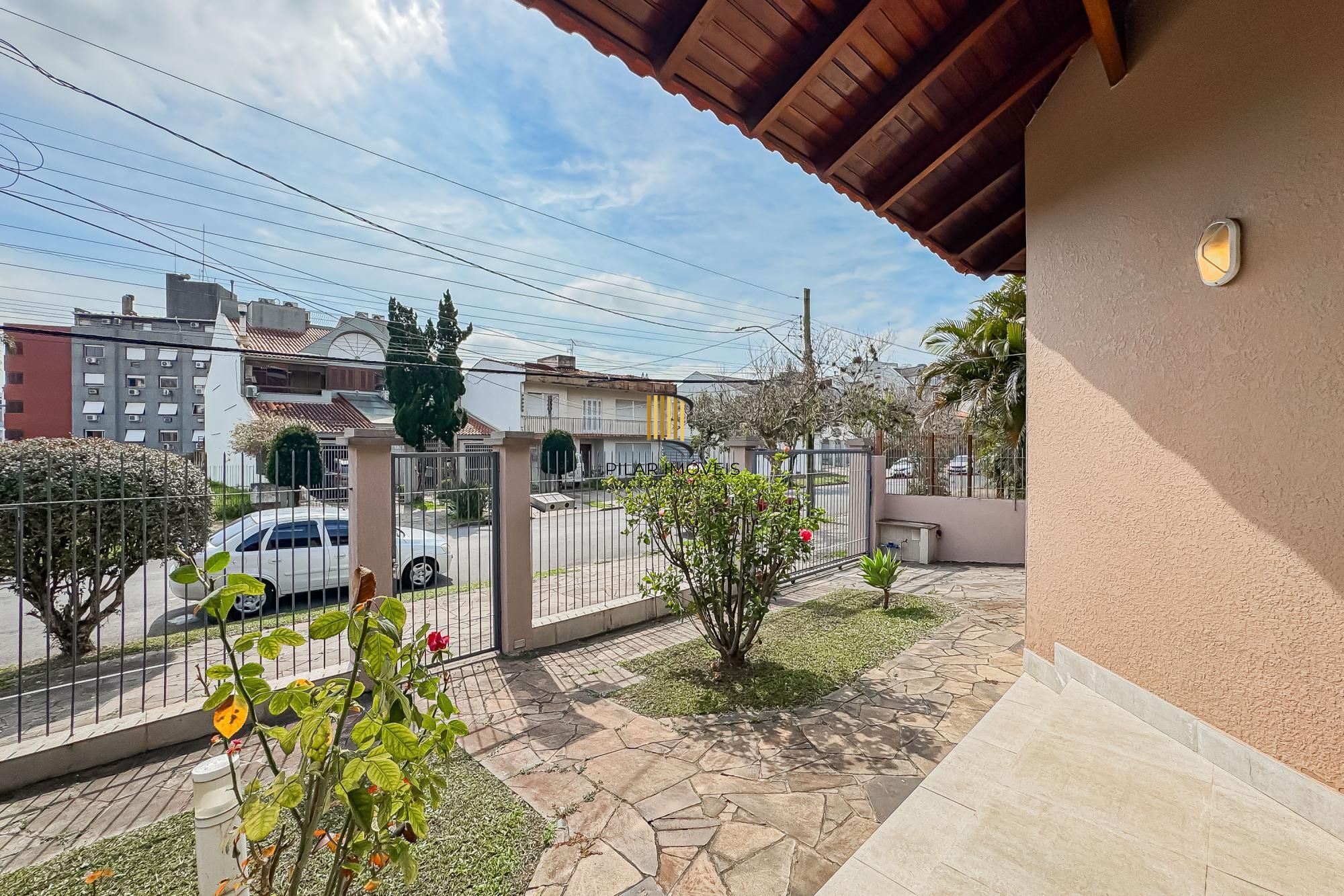 Casa de 3 dormitórios, suíte, 3 banheiros para venda em excelente localização no bairro Chácara das Pedras em Porto Alegre/RS.