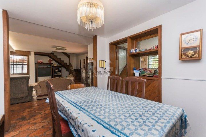 Casa para Venda - 247m², 4 dormitórios, sendo 1 suites, 5 vagas - Glória