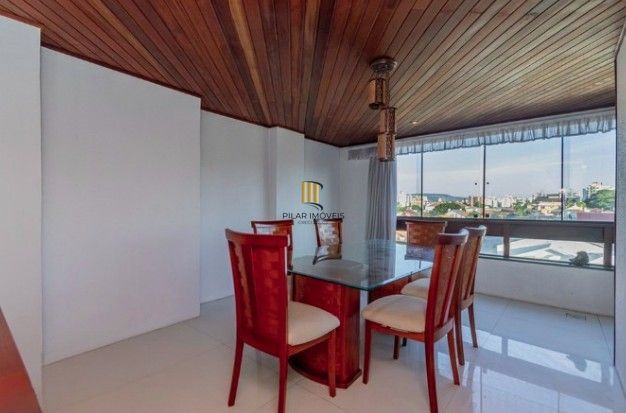 Linda cobertura de 4 dormitórios,1 suíte , 4 banheiros para venda, 4 vagas de garagens cobertas e escrituradas, 1 terraço com deck, piscina e churrasqueira no bairro Jardim Lindóia em Porto Alegre/RS.