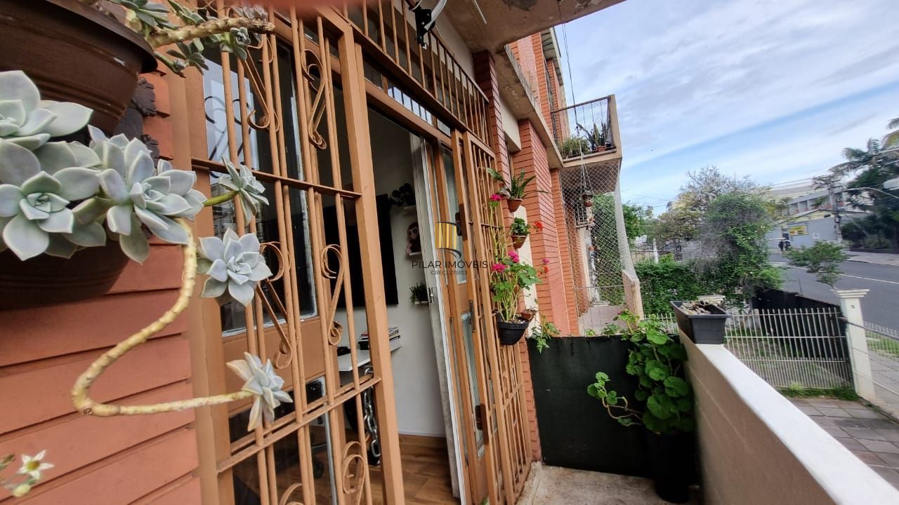 Aproveite o sol e a vista, apartamento para venda de frente com sacada, 2 dormitórios com 1 vaga no bairro Santana em Porto Alegre/RS.