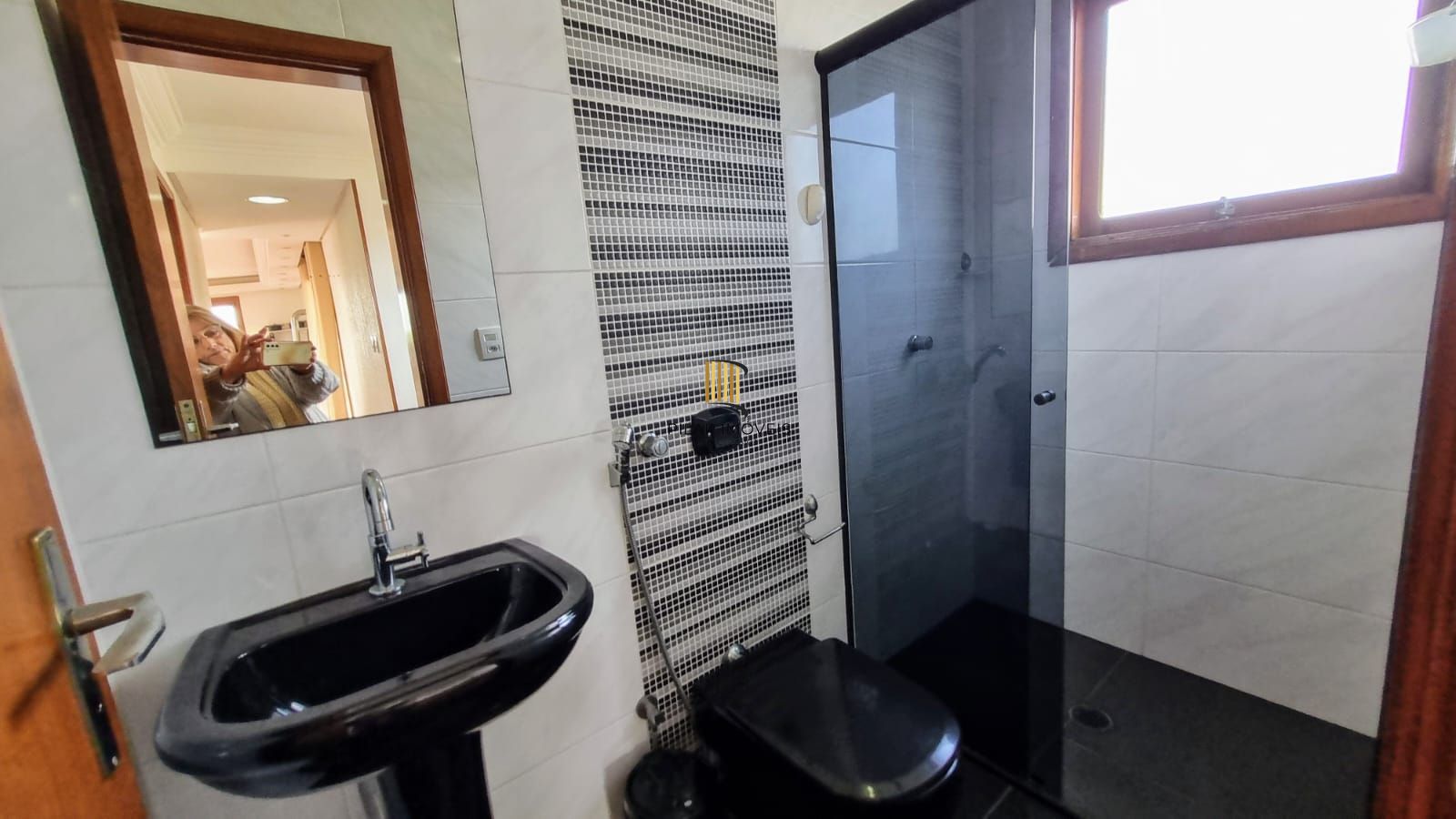 Linda cobertura de 4 dormitórios,1 suíte , 4 banheiros para venda, 4 vagas de garagens cobertas e escrituradas, 1 terraço com deck, piscina e churrasqueira no bairro Jardim Lindóia em Porto Alegre/RS.