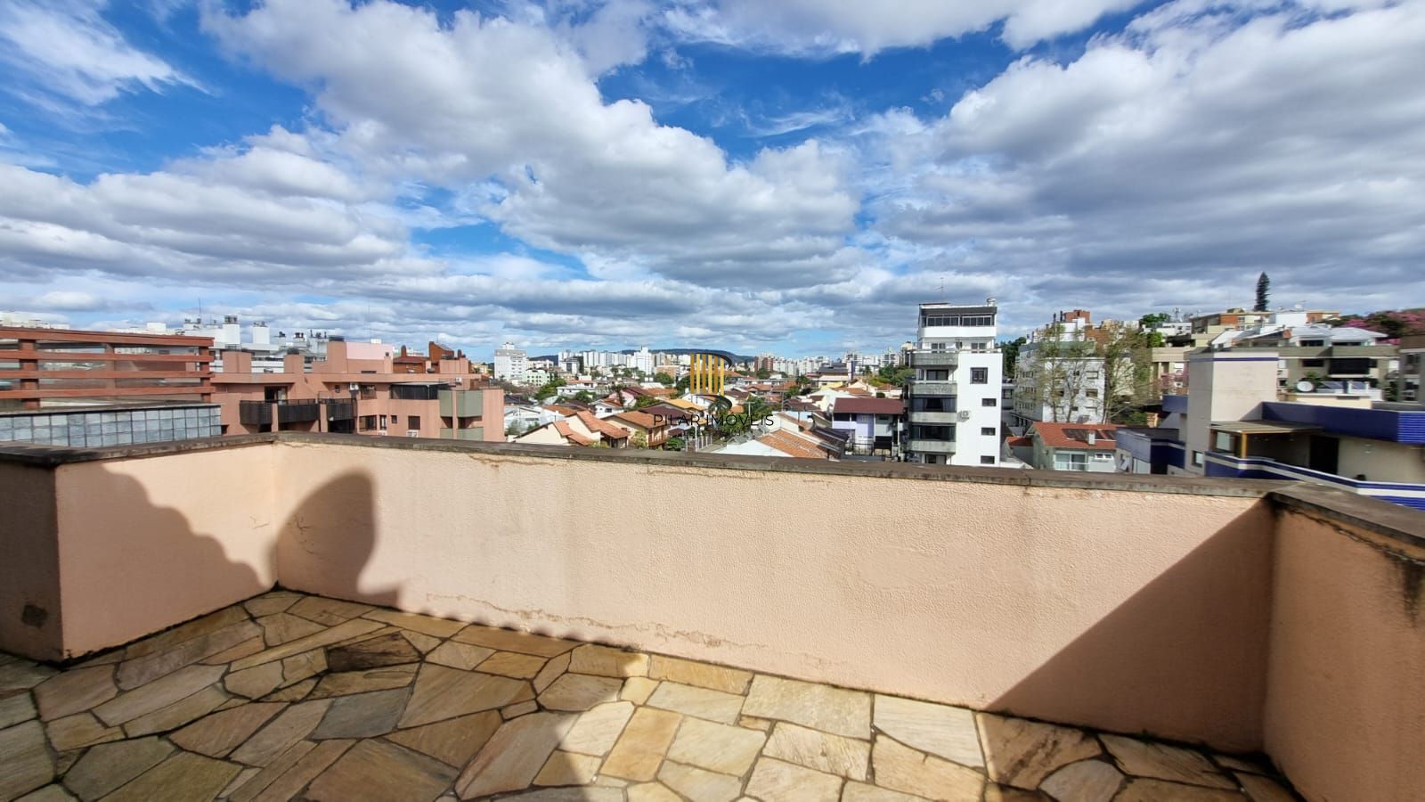 Linda cobertura de 4 dormitórios,1 suíte , 4 banheiros para venda, 4 vagas de garagens cobertas e escrituradas, 1 terraço com deck, piscina e churrasqueira no bairro Jardim Lindóia em Porto Alegre/RS.