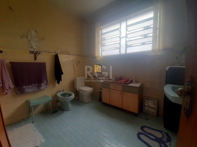Casa para Venda - 243m², 3 dormitórios, 5 vagas - Medianeira
