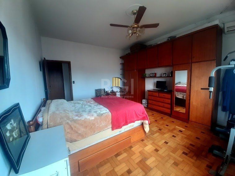 Casa para Venda - 243m², 3 dormitórios, 5 vagas - Medianeira