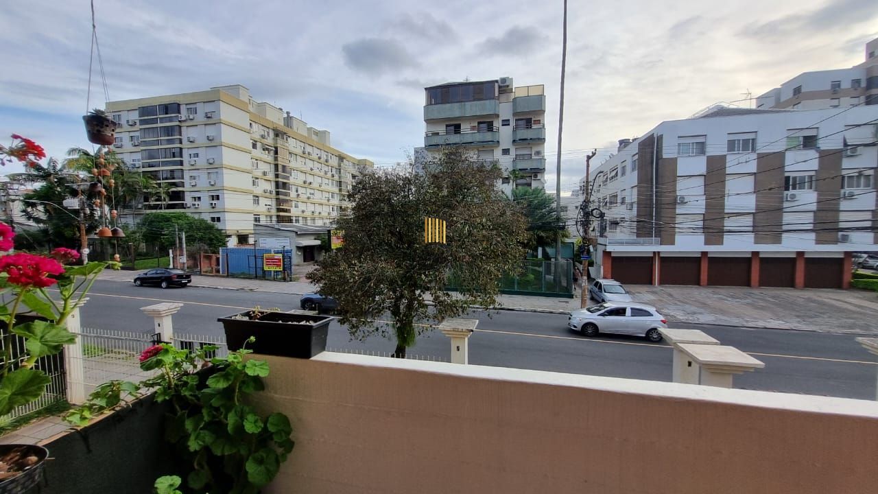 Aproveite o sol e a vista, apartamento para venda de frente com sacada, 2 dormitórios com 1 vaga no bairro Santana em Porto Alegre/RS.