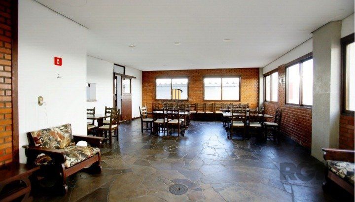 Apartamento 2 dormitórios com vaga escriturada no bairro Santana