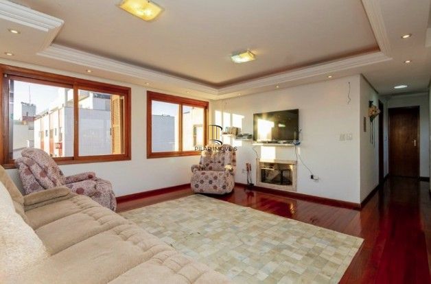 Linda cobertura de 4 dormitórios,1 suíte , 4 banheiros para venda, 4 vagas de garagens cobertas e escrituradas, 1 terraço com deck, piscina e churrasqueira no bairro Jardim Lindóia em Porto Alegre/RS.