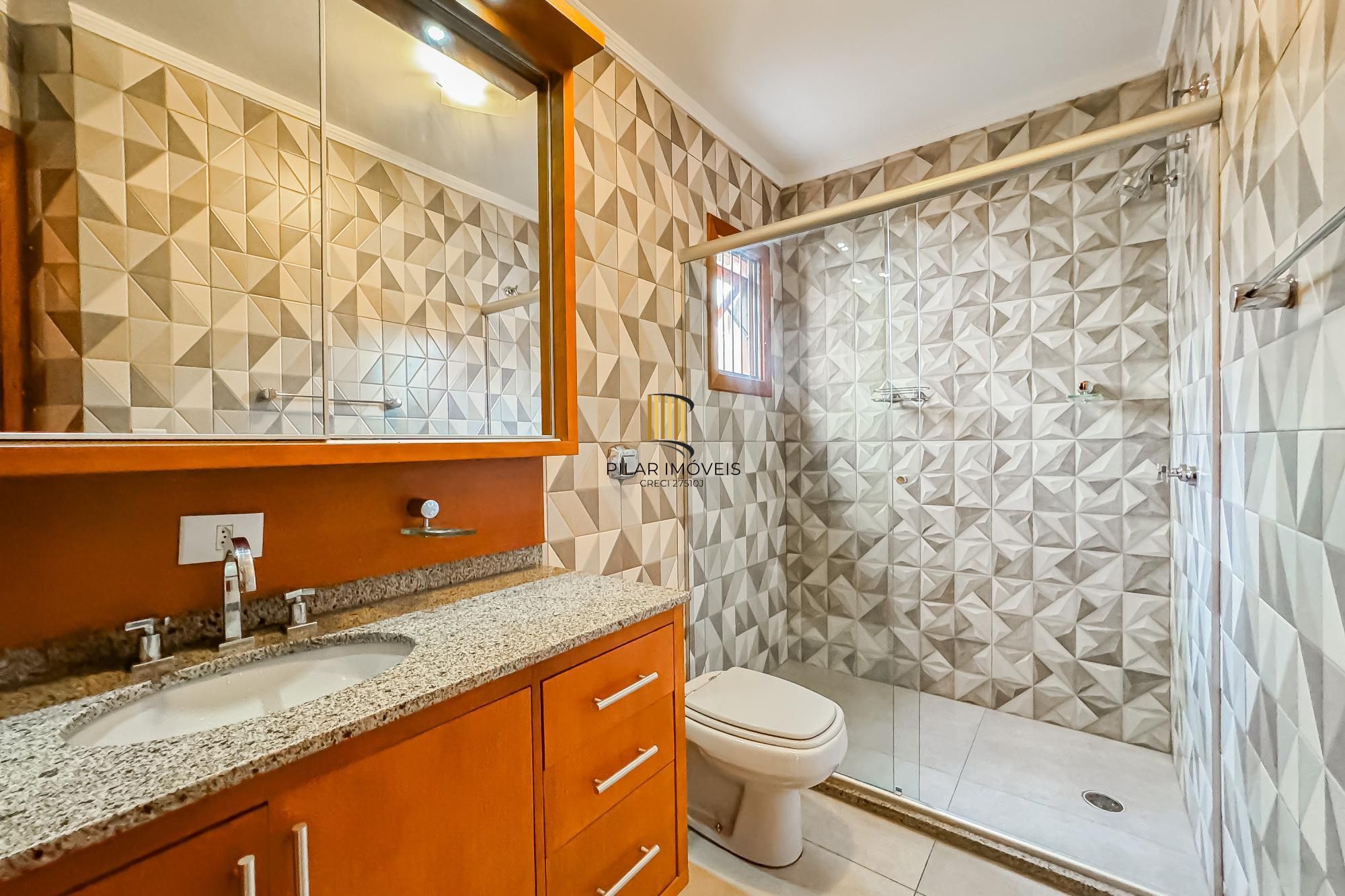 Casa de 3 dormitórios, suíte, 3 banheiros para venda em excelente localização no bairro Chácara das Pedras em Porto Alegre/RS.