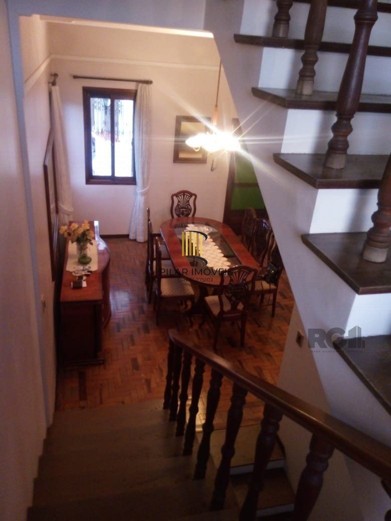 Casa para Venda - 320m², 4 dormitórios, sendo 2 suites, 5 vagas - Santo Antonio