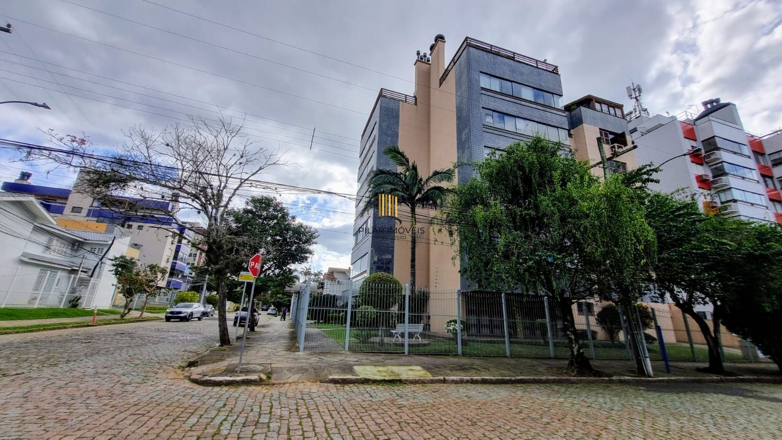 Linda cobertura de 4 dormitórios,1 suíte , 4 banheiros para venda, 4 vagas de garagens cobertas e escrituradas, 1 terraço com deck, piscina e churrasqueira no bairro Jardim Lindóia em Porto Alegre/RS.