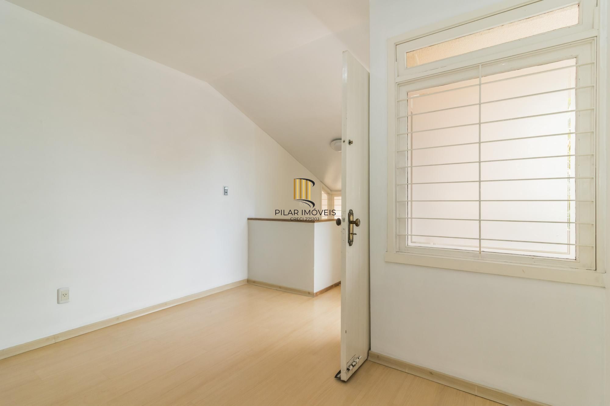 Casa para Venda - 250m², 4 dormitórios, sendo 1 suites, 3 vagas - Menino Deus