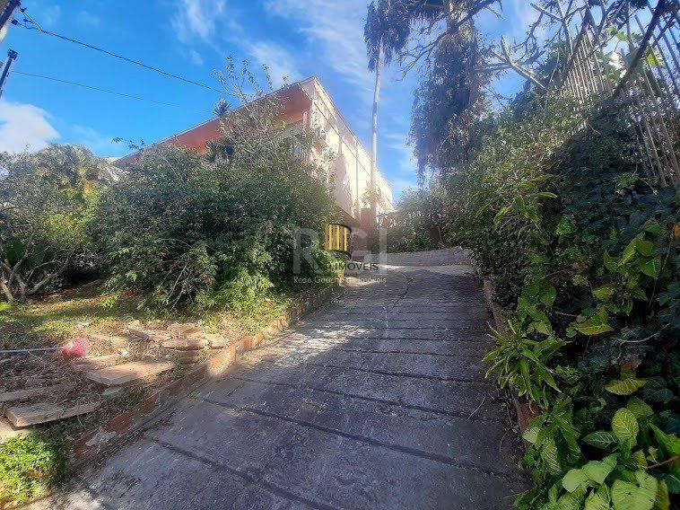 Casa para Venda - 243m², 3 dormitórios, 5 vagas - Medianeira