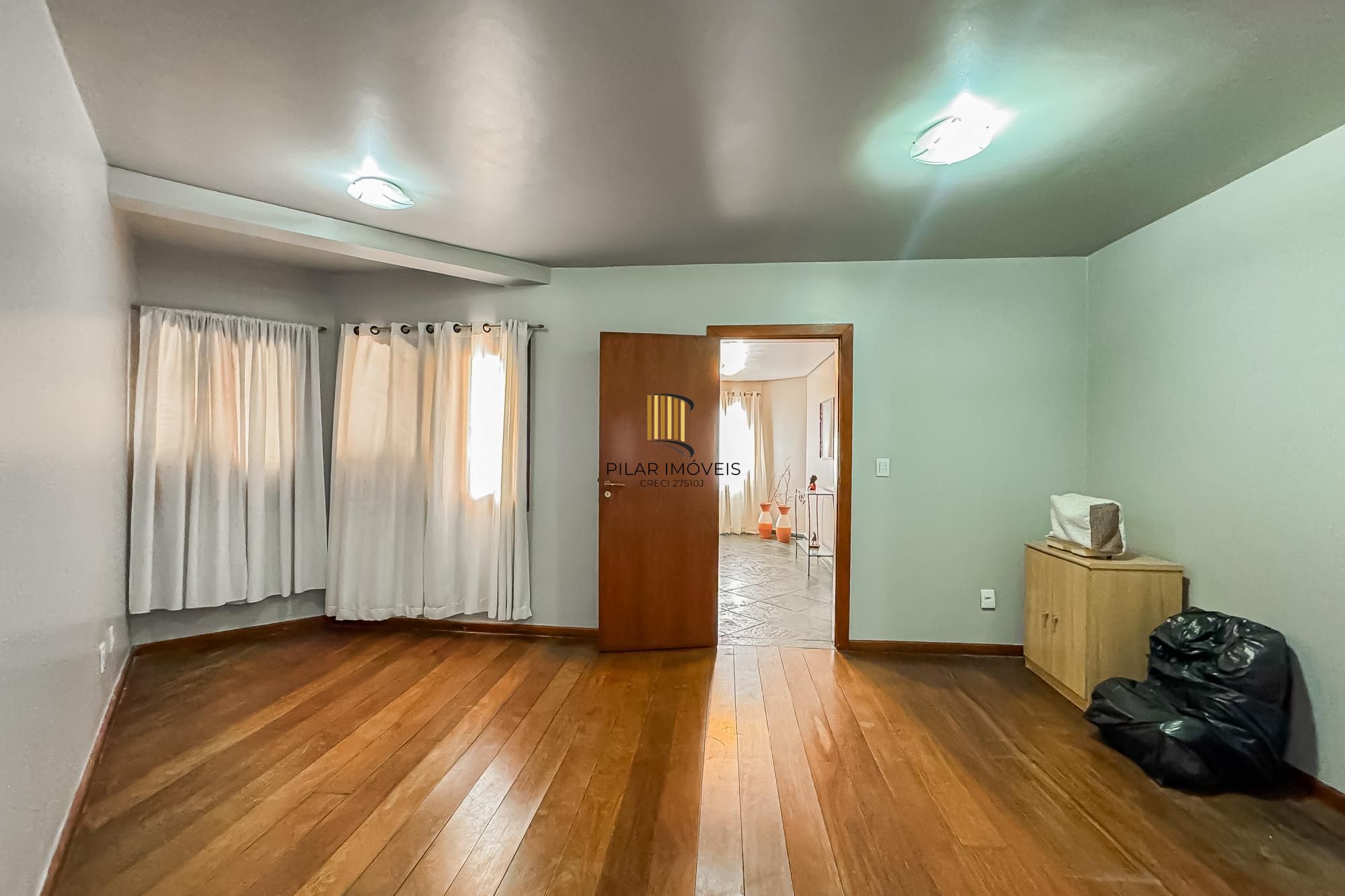 Casa de 3 dormitórios, suíte, 3 banheiros para venda em excelente localização no bairro Chácara das Pedras em Porto Alegre/RS.