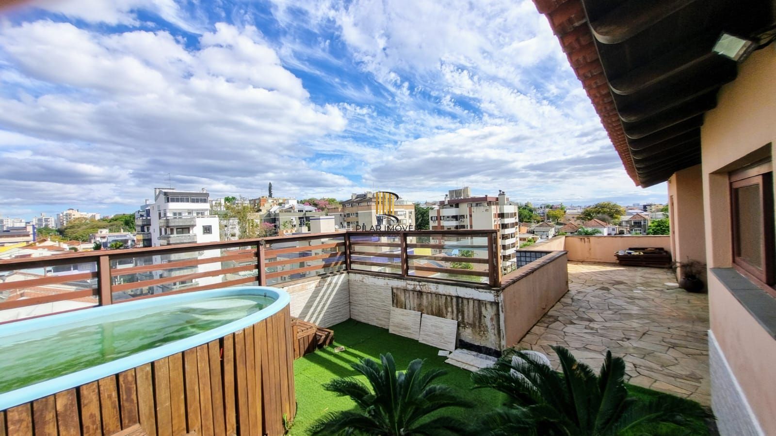 Linda cobertura de 4 dormitórios,1 suíte , 4 banheiros para venda, 4 vagas de garagens cobertas e escrituradas, 1 terraço com deck, piscina e churrasqueira no bairro Jardim Lindóia em Porto Alegre/RS.