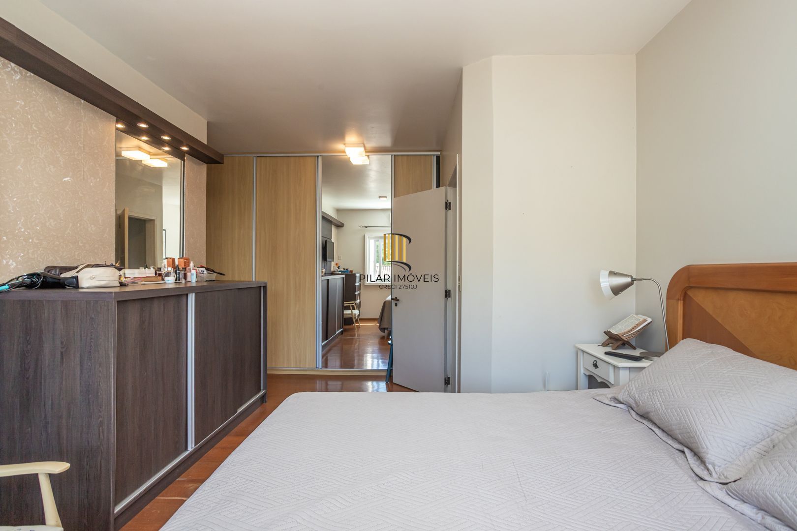 Casa 4 dormitórios no bairro Igara