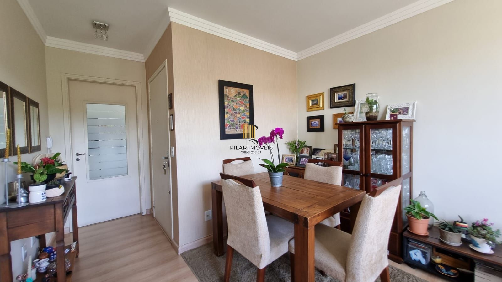 Apartamento à venda com linda vista em localização privilegiada com 2 dormitórios e 1 vaga de garagem no bairro Azenha em Porto Alegre/RS.