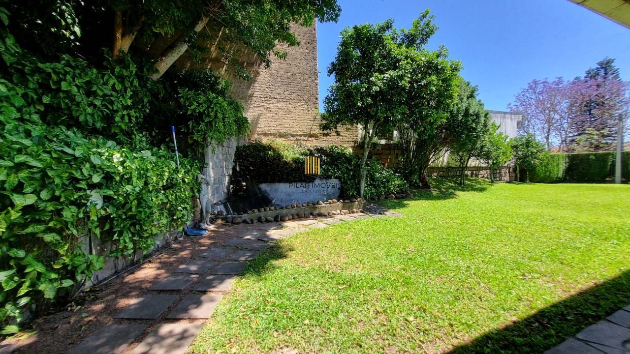 Casa Espetacular com Vista Deslumbrante, Reformada por Arquiteto de 2 dormitórios, suíte, próximo a PUC e Carrefour no bairro Partenon em Porto Alegre/RS/