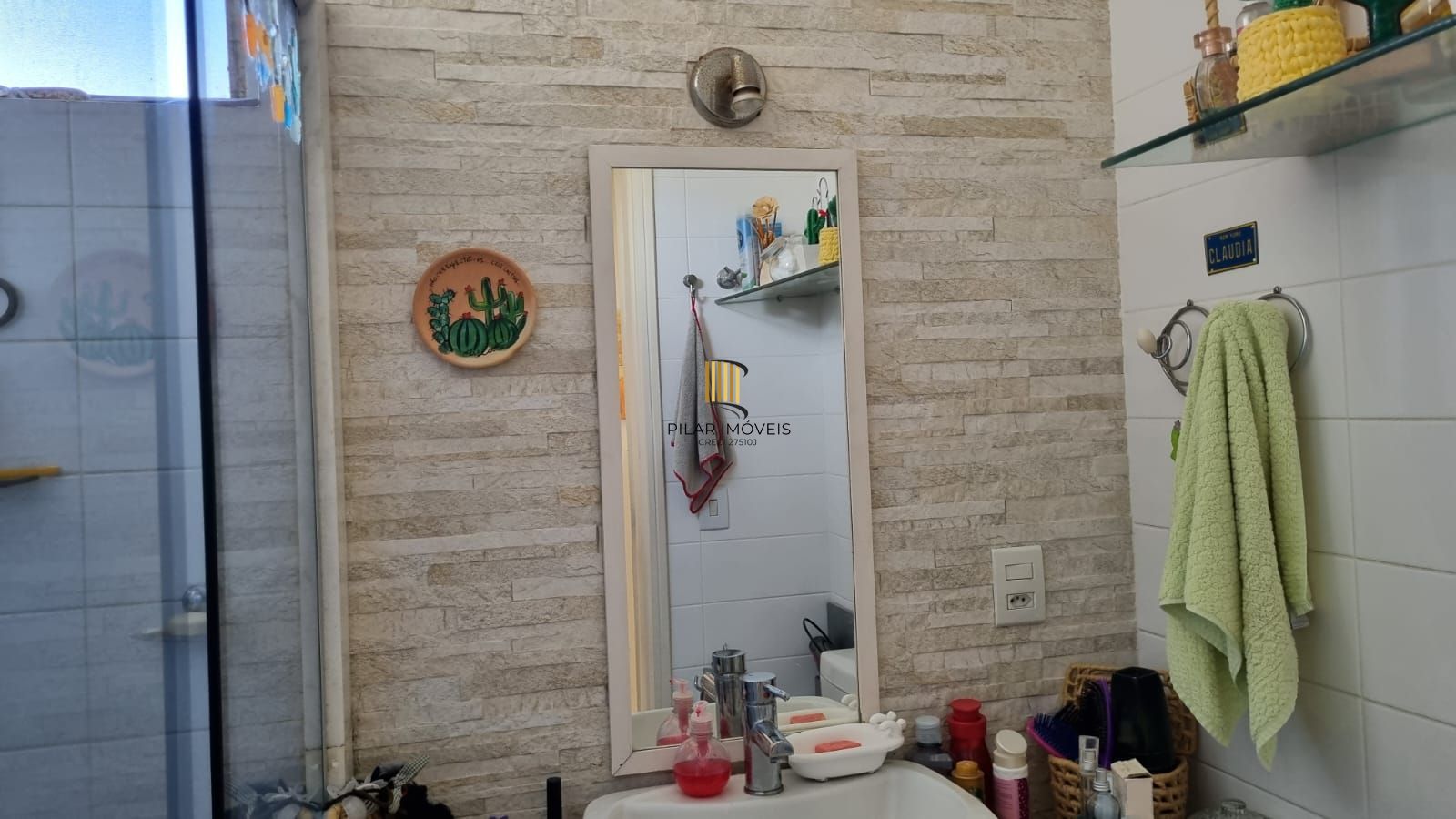 Apartamento à venda com linda vista em localização privilegiada com 2 dormitórios e 1 vaga de garagem no bairro Azenha em Porto Alegre/RS.