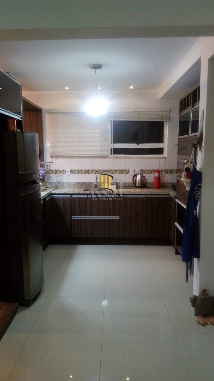 Casa para Venda - 300m², 3 dormitórios, sendo 3 suites, 6 vagas - São Lucas