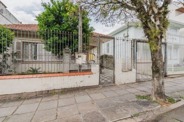 Casa para Venda - 290m², 3 dormitórios, 4 vagas - Santo Antonio