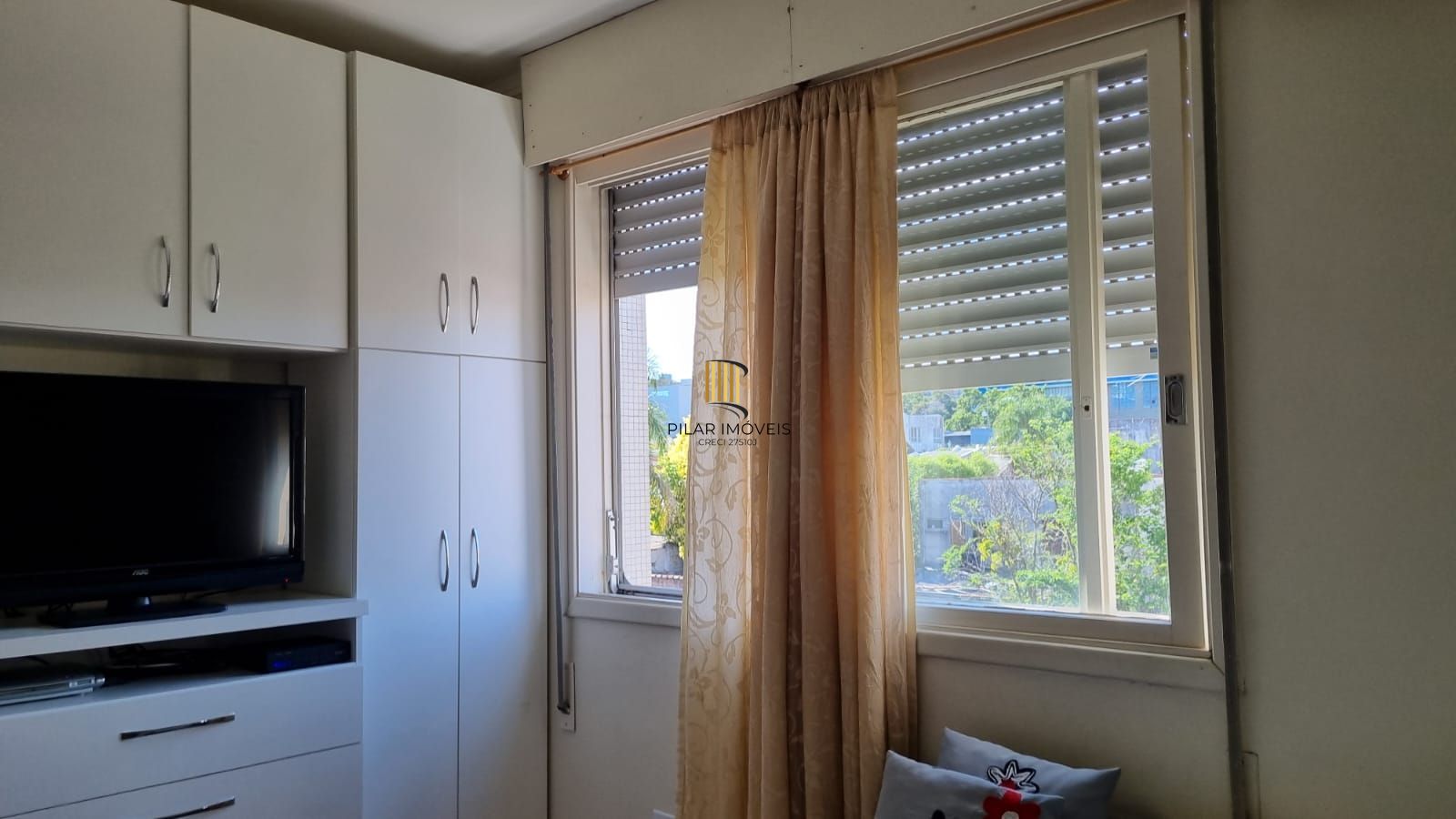 Apartamento à venda com linda vista em localização privilegiada com 2 dormitórios e 1 vaga de garagem no bairro Azenha em Porto Alegre/RS.