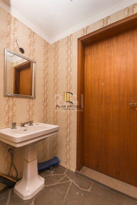 Casa para Venda - 247m², 4 dormitórios, sendo 1 suites, 5 vagas - Glória