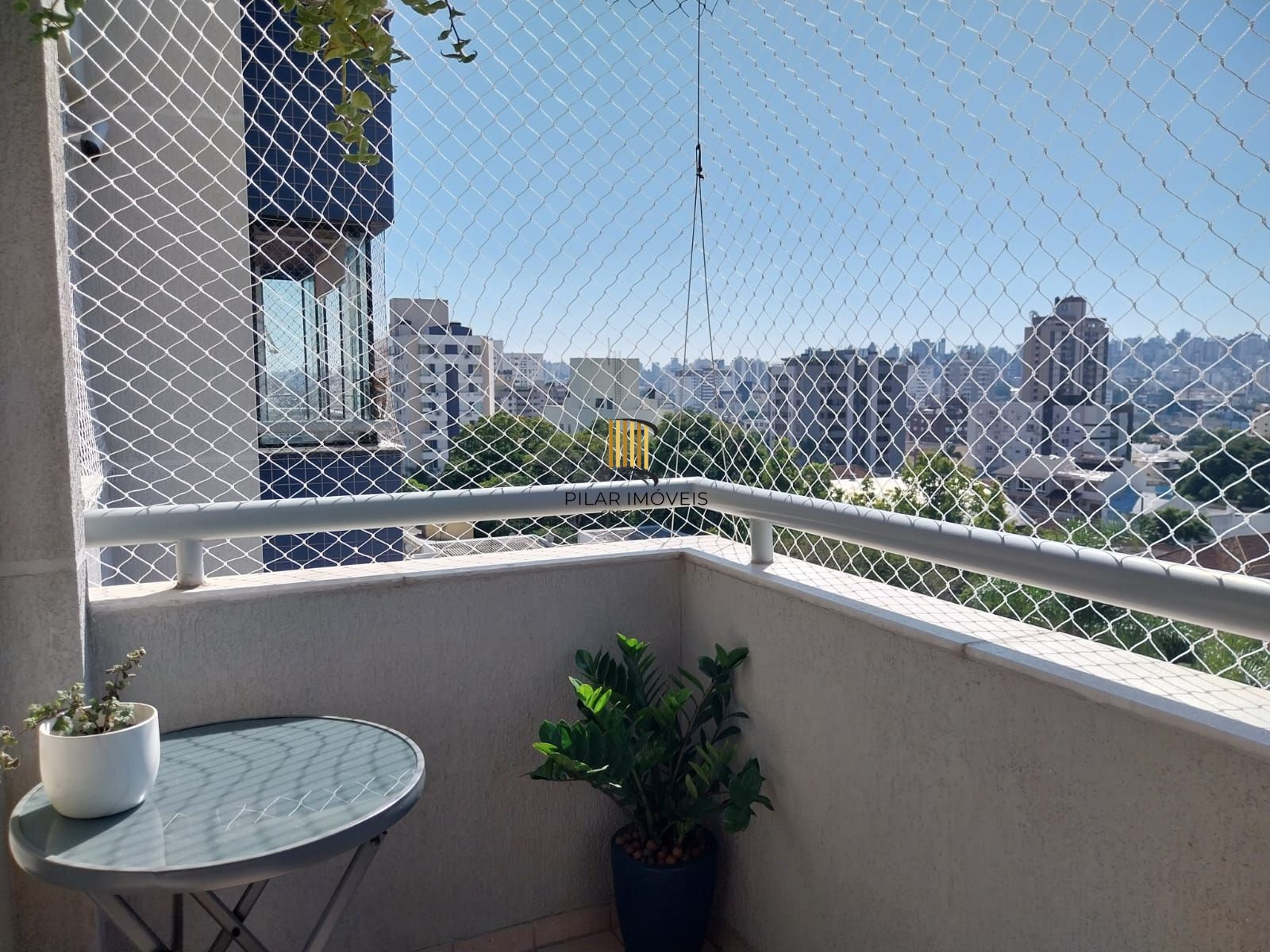 Apartamento de 2 dormitórios com vaga de garagem e sacada no Bairro Santana