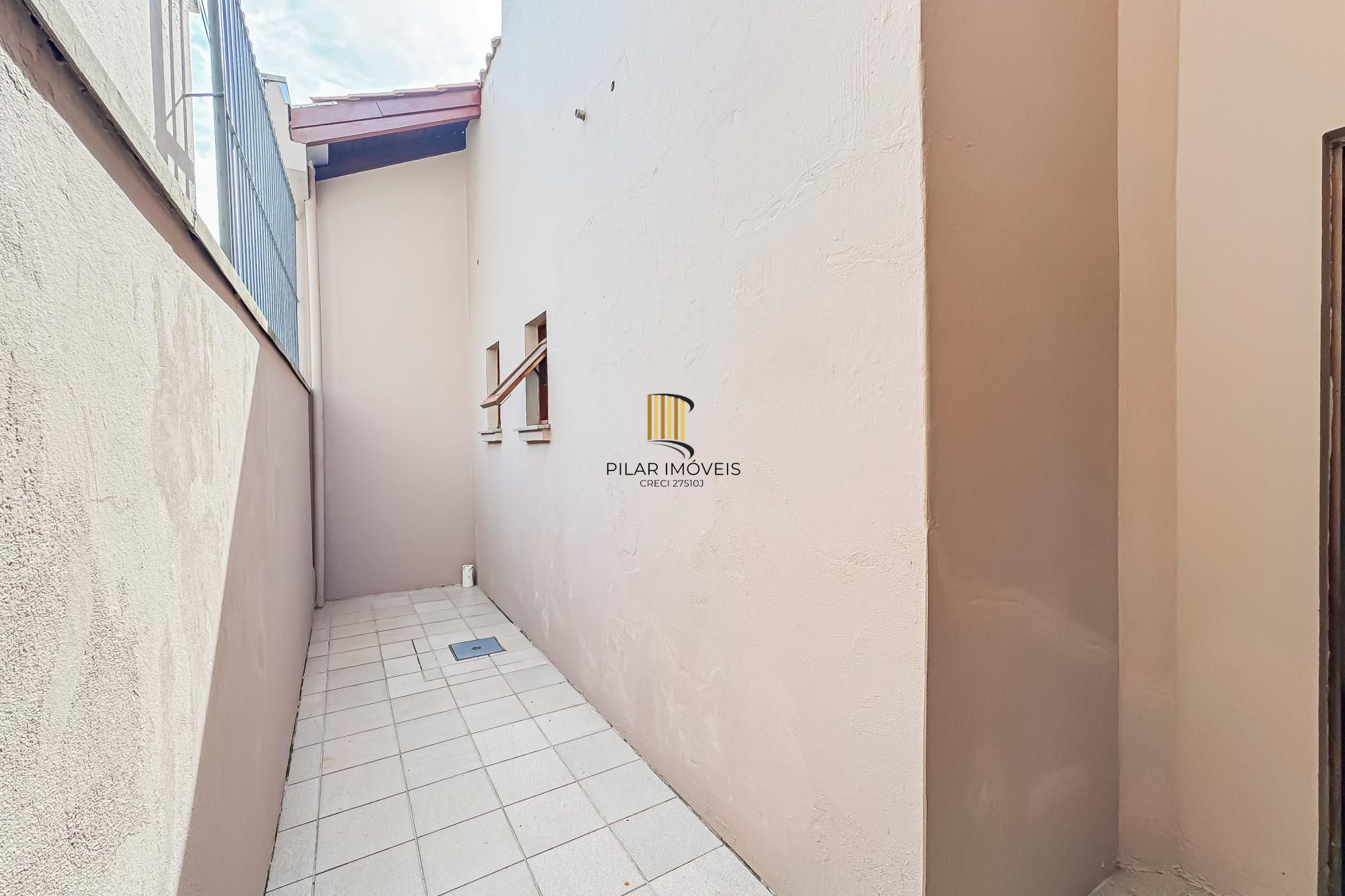 Casa de 3 dormitórios, suíte, 3 banheiros para venda em excelente localização no bairro Chácara das Pedras em Porto Alegre/RS.