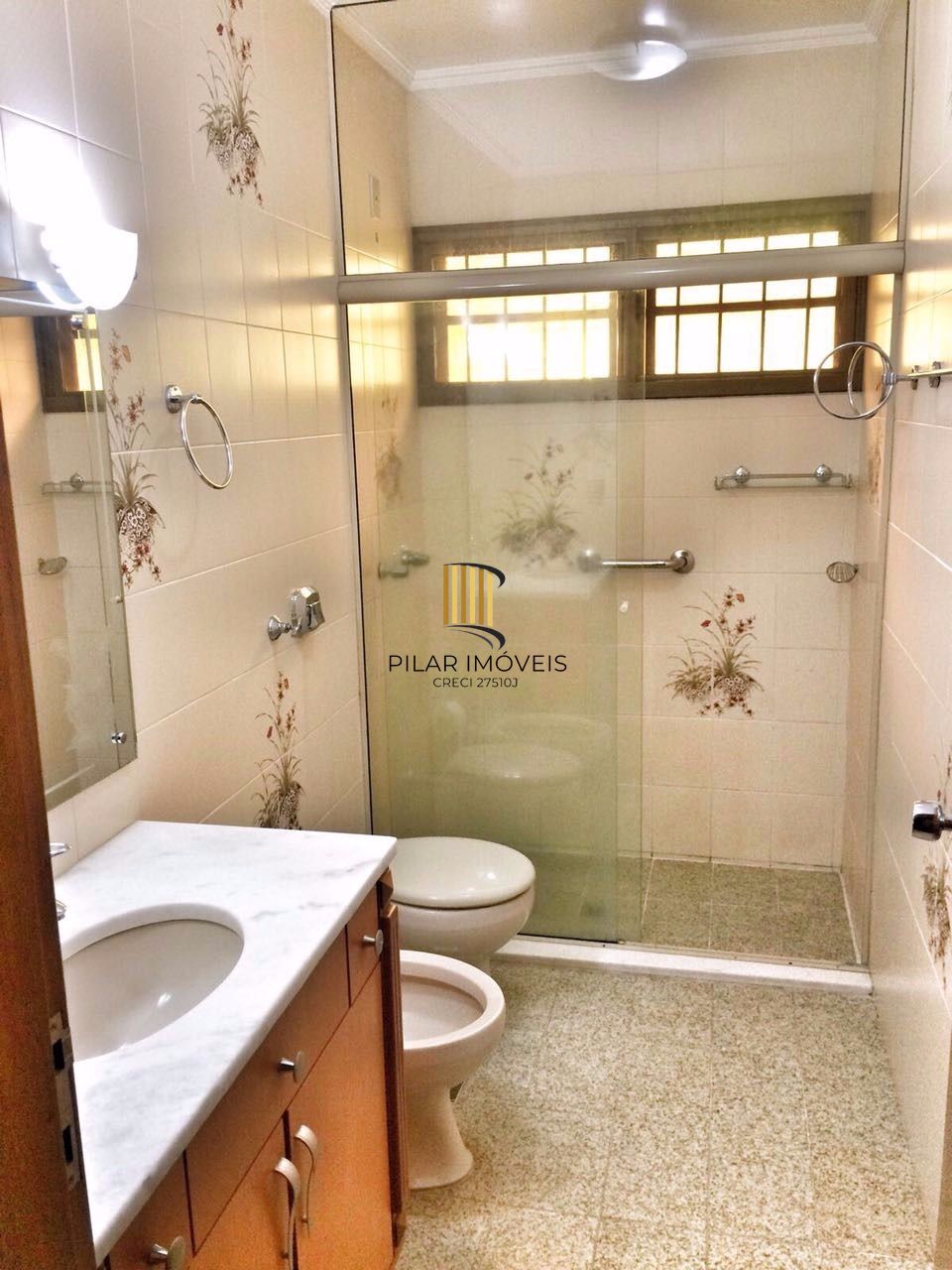 Casa para Venda - 293m², 3 dormitórios, sendo 1 suites, 4 vagas - Partenon