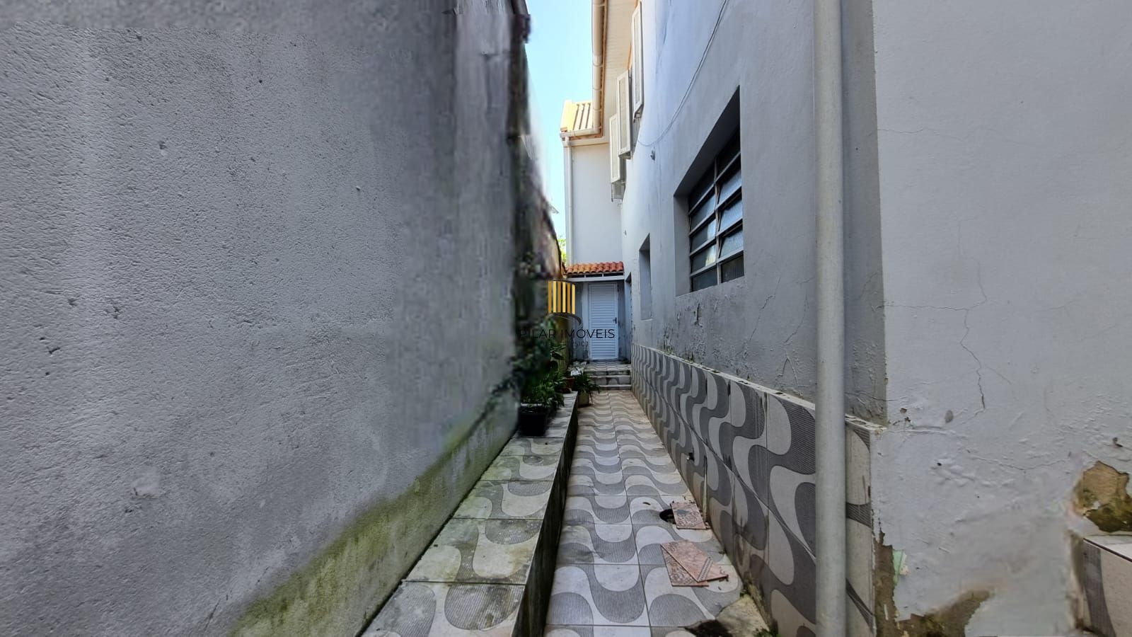 Casa Residencial de 2 pisos com  3 dormitórios , 2 banheiros + 1anexo com 2 aptos JKs , construído nos fundos do terreno no bairro Cidade Baixa/Azenha em Porto Alegre/RS.