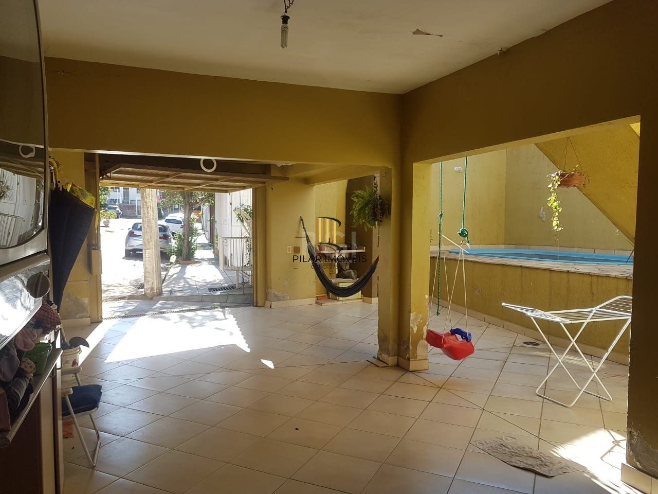 Casa para Venda - 300m², 4 dormitórios, sendo 1 suites, 2 vagas - Glória