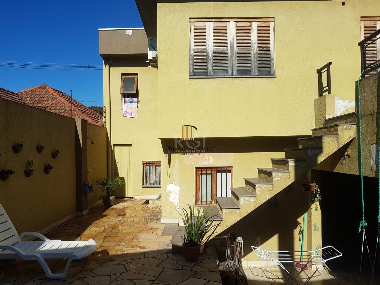Casa para Venda - 300m², 4 dormitórios, sendo 1 suites, 2 vagas - Glória