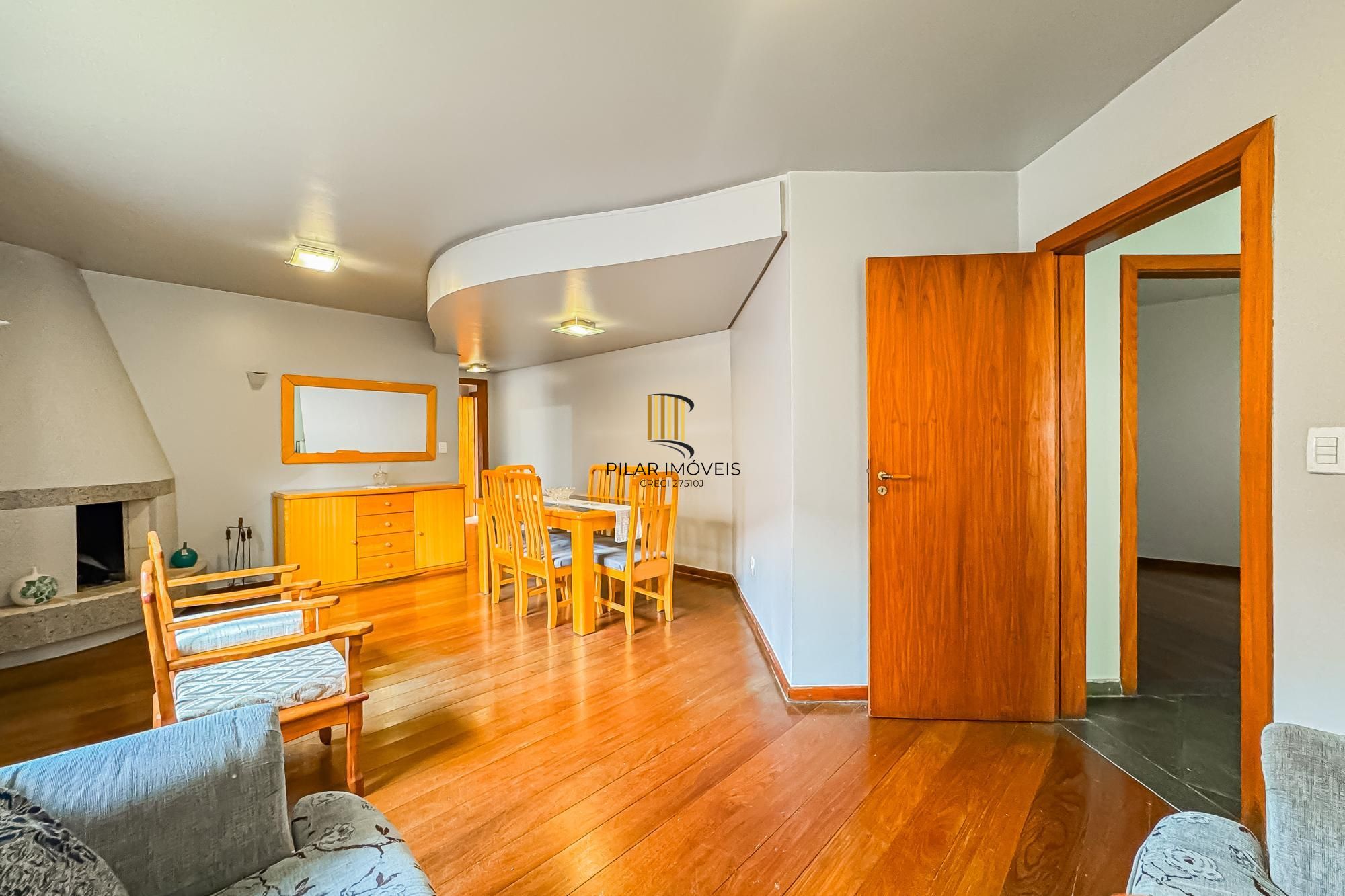 Casa de 3 dormitórios, suíte, 3 banheiros para venda em excelente localização no bairro Chácara das Pedras em Porto Alegre/RS.