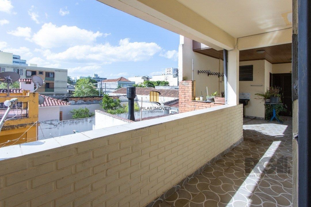 Casa com 07 dormitórios, no bairro Santana, à venda