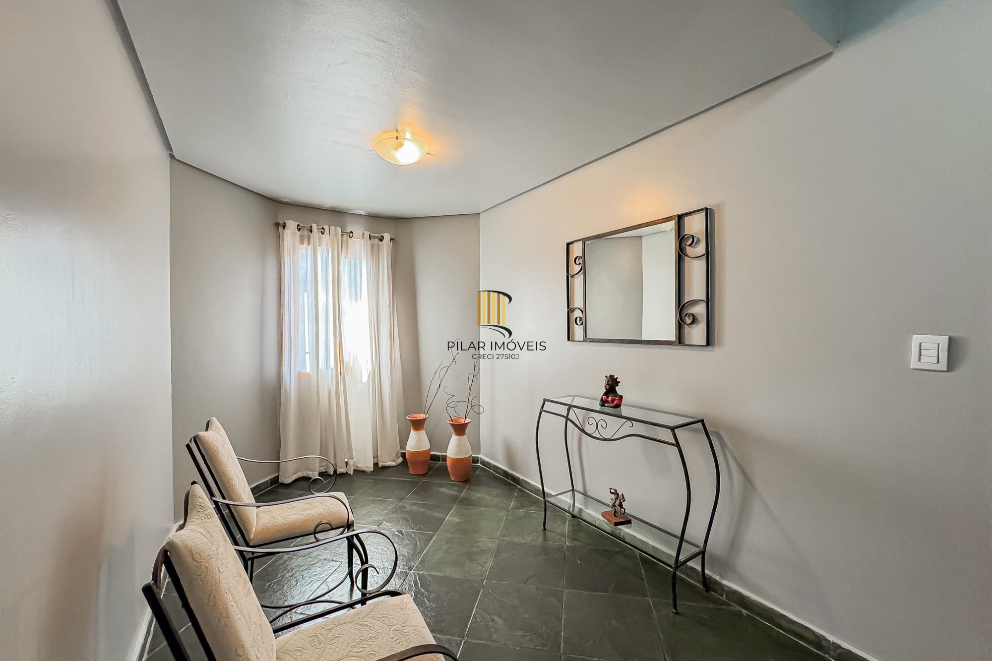 Casa de 3 dormitórios, suíte, 3 banheiros para venda em excelente localização no bairro Chácara das Pedras em Porto Alegre/RS.