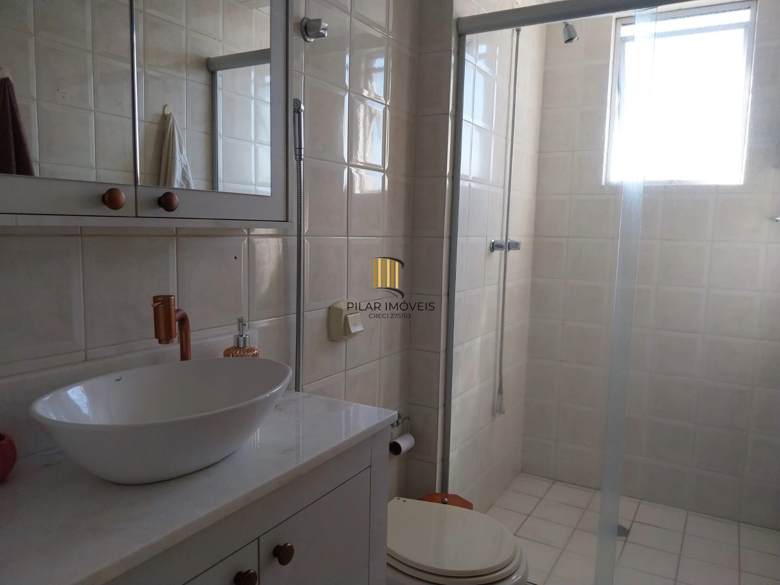 Apartamento de 2 dormitórios com vaga de garagem e sacada no Bairro Santana