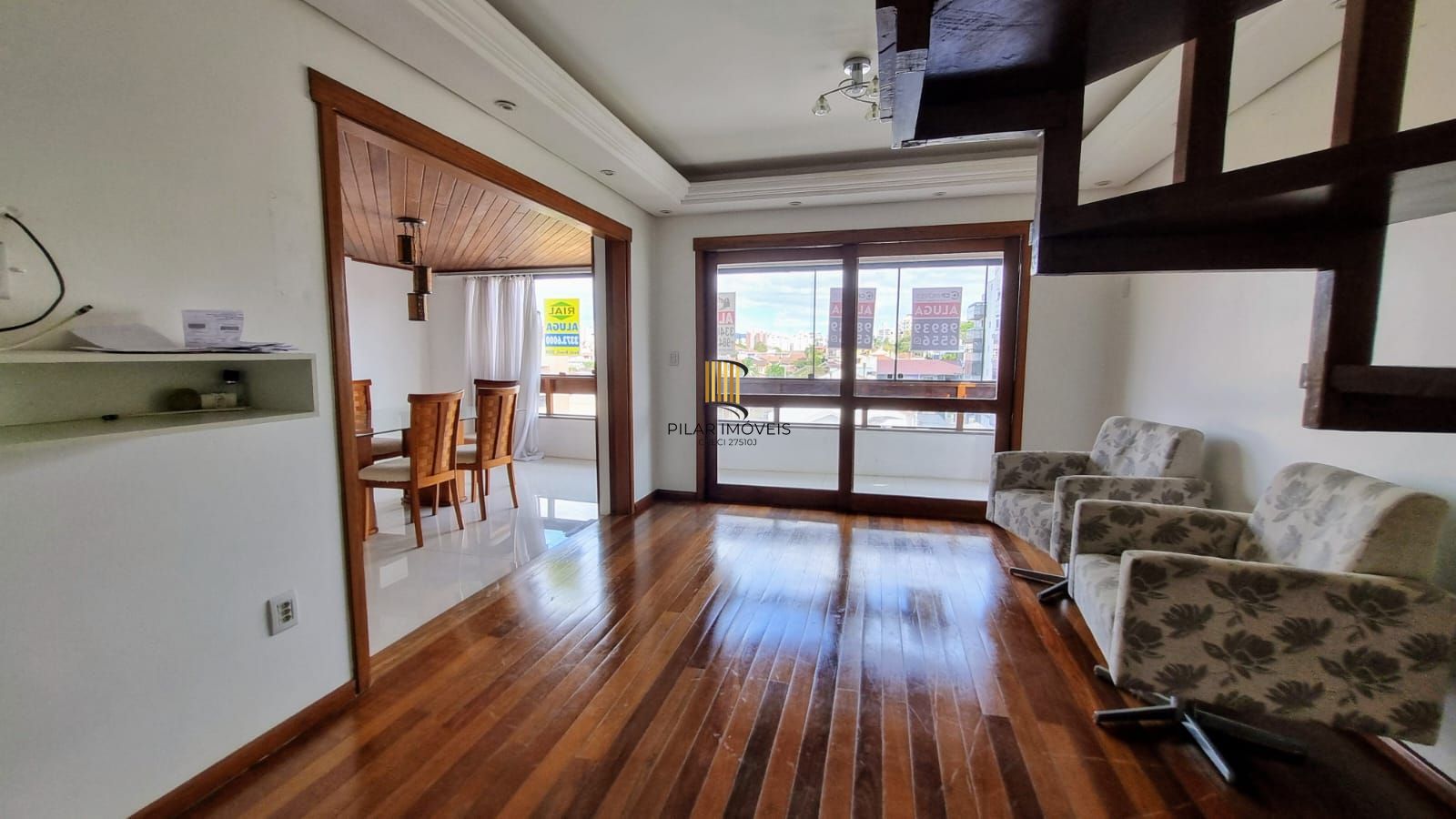 Linda cobertura de 4 dormitórios,1 suíte , 4 banheiros para venda, 4 vagas de garagens cobertas e escrituradas, 1 terraço com deck, piscina e churrasqueira no bairro Jardim Lindóia em Porto Alegre/RS.