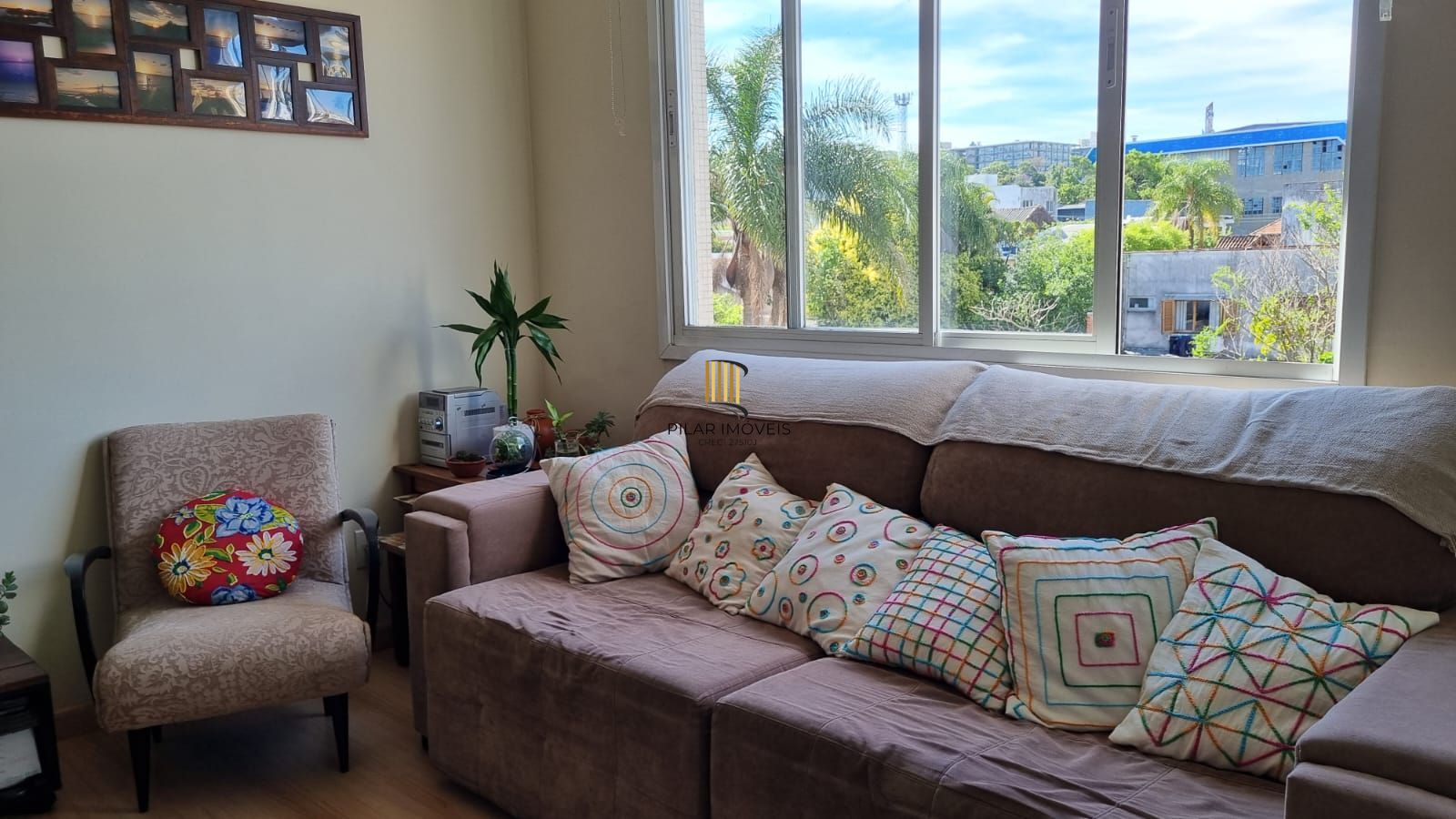 Apartamento à venda com linda vista em localização privilegiada com 2 dormitórios e 1 vaga de garagem no bairro Azenha em Porto Alegre/RS.