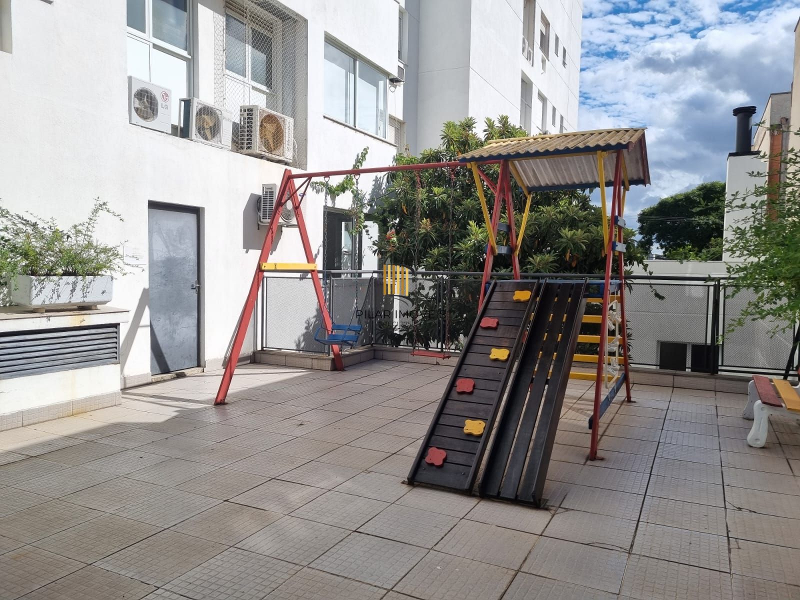 Apartamento de 2 dormitórios com vaga no Bairro Santana