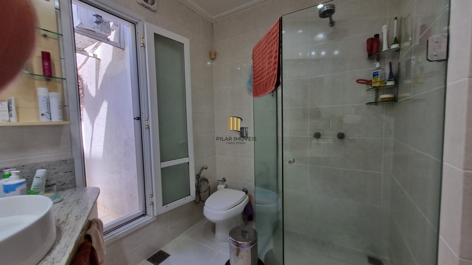 Casa Espetacular com Vista Deslumbrante, Reformada por Arquiteto de 2 dormitórios, suíte, próximo a PUC e Carrefour no bairro Partenon em Porto Alegre/RS/