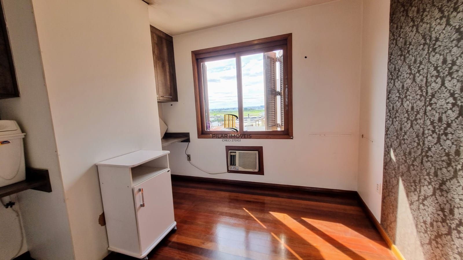 Linda cobertura de 4 dormitórios,1 suíte , 4 banheiros para venda, 4 vagas de garagens cobertas e escrituradas, 1 terraço com deck, piscina e churrasqueira no bairro Jardim Lindóia em Porto Alegre/RS.