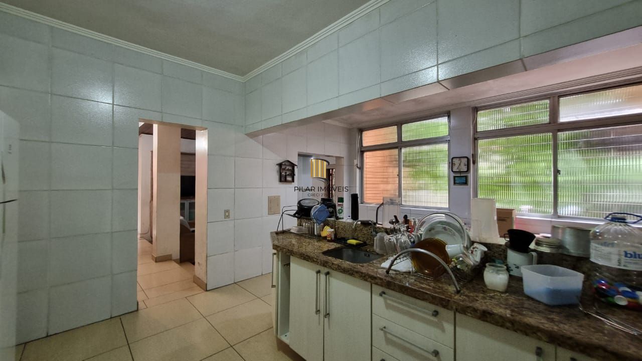 Casa estilo sobrado para venda de 3 dormitórios  com  2 vagas de garagem no bairro Cidade Baixa em Porto Alegre/RS.