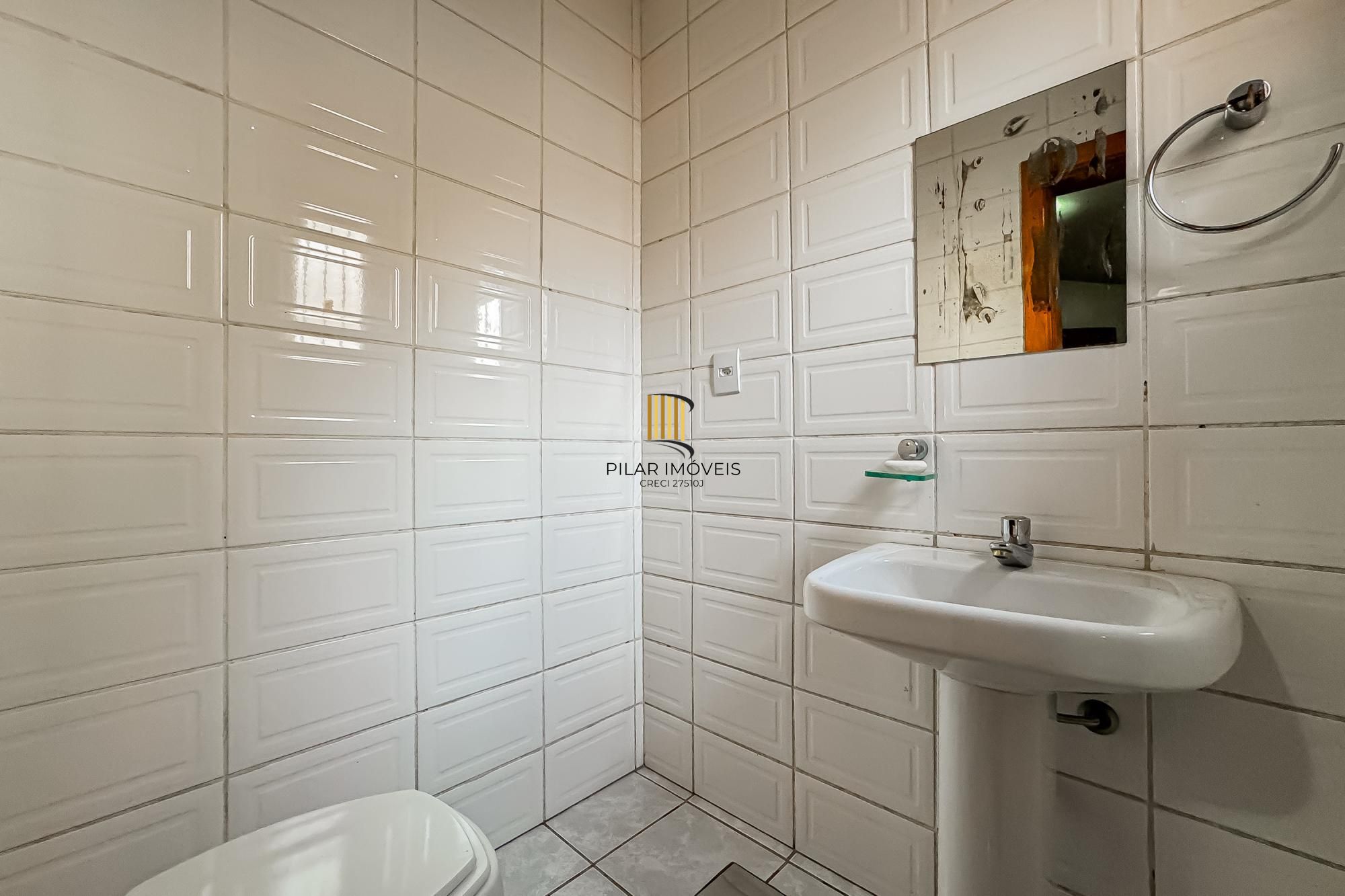 Casa de 3 dormitórios, suíte, 3 banheiros para venda em excelente localização no bairro Chácara das Pedras em Porto Alegre/RS.