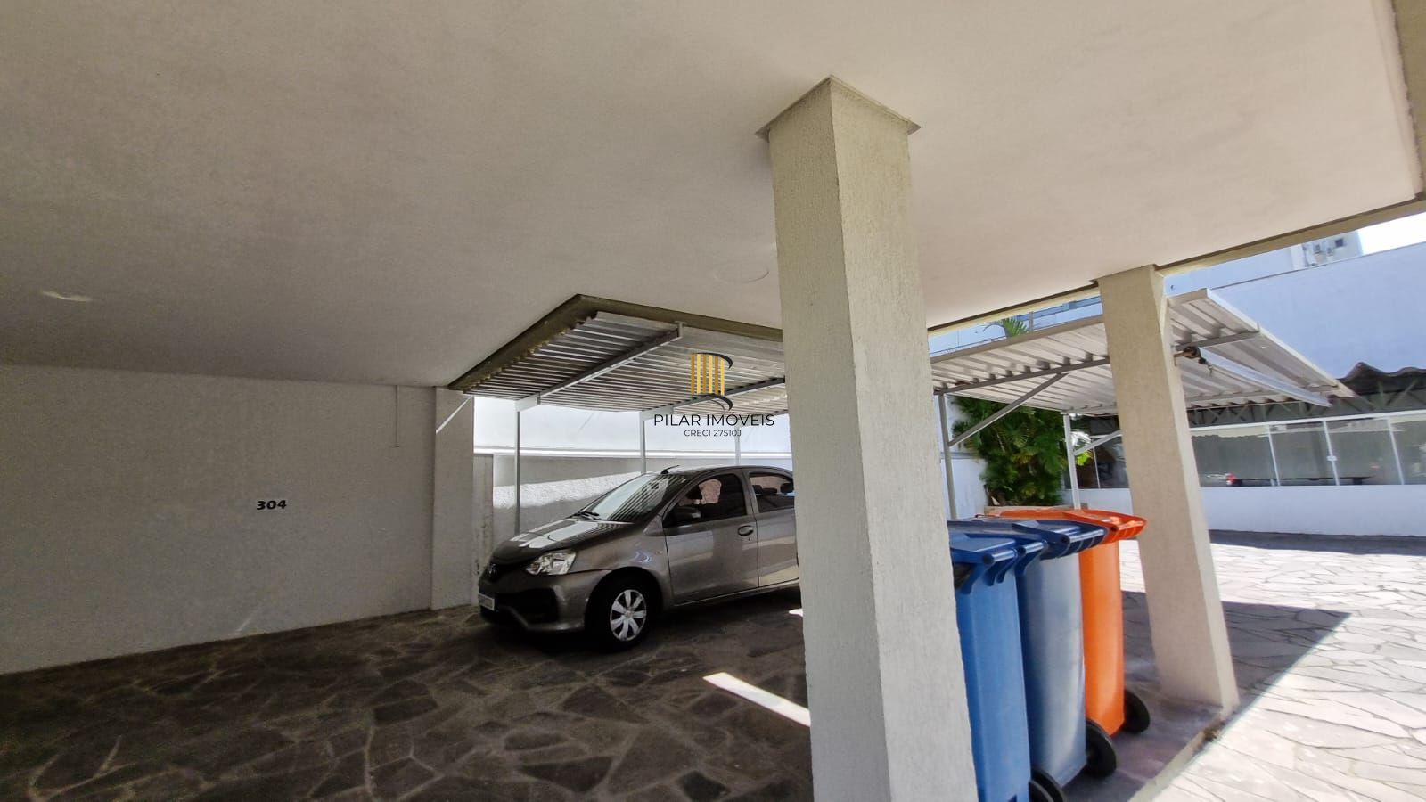 Apartamento à venda com linda vista em localização privilegiada com 2 dormitórios e 1 vaga de garagem no bairro Azenha em Porto Alegre/RS.
