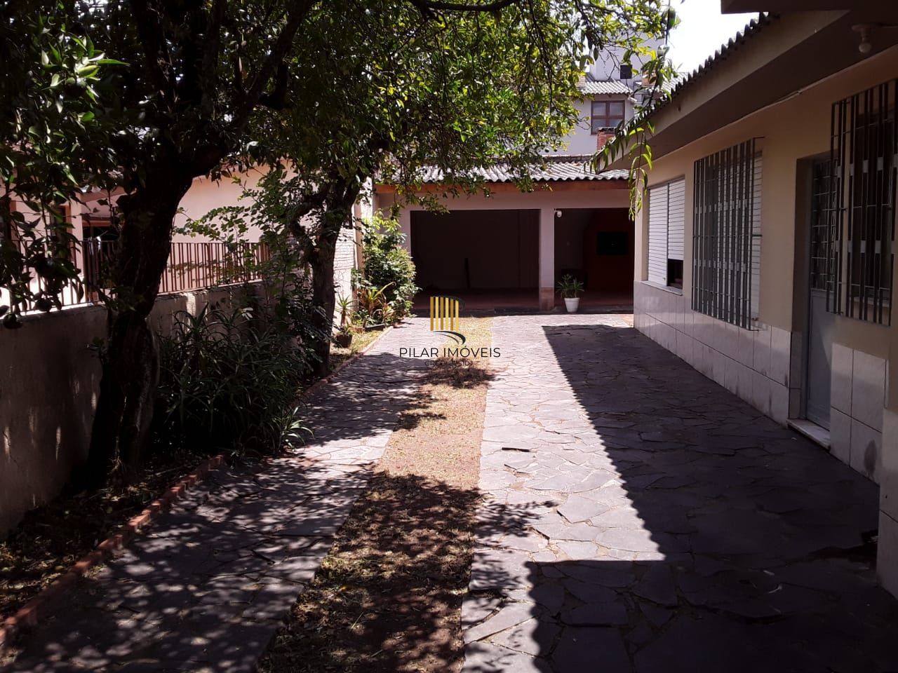 Casa 4 dormitórios no bairro Partenon